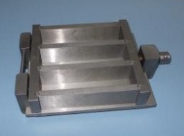 Формы 3ФБ40 , формочки трехбалочные , ГОСТ 310.4 , ГОСТ 310-60, EN196 , предназначены для изготовления лабораторных контрольных образцов размером 40х40х160 мм, служащих для определения физико-механических характеристик цемента. Представляют собой разборную конструкцию, которая в собранном виде скрепляется резьбовым соединением.